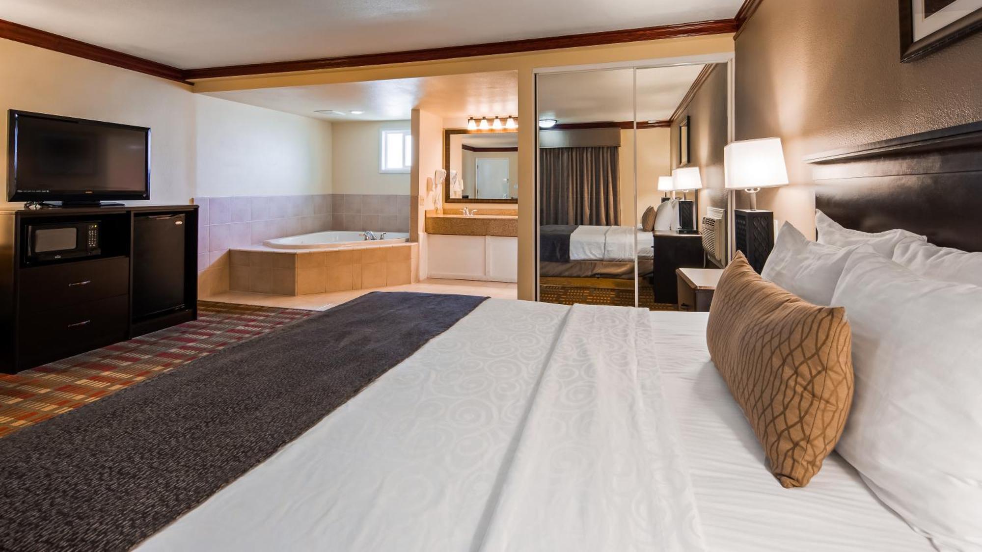 Zimmer mit Kingsize-Bett und Whirlpool